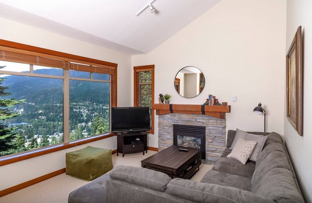 BLUFFS 6 | 3 Bed 2 Bath Townhouse | Ski-In/Out | Breathtaking Views | Hot Tub