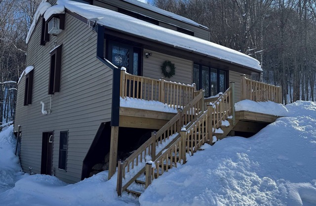 Bluff’s Edge Secluded Retreat with 2 car garage!