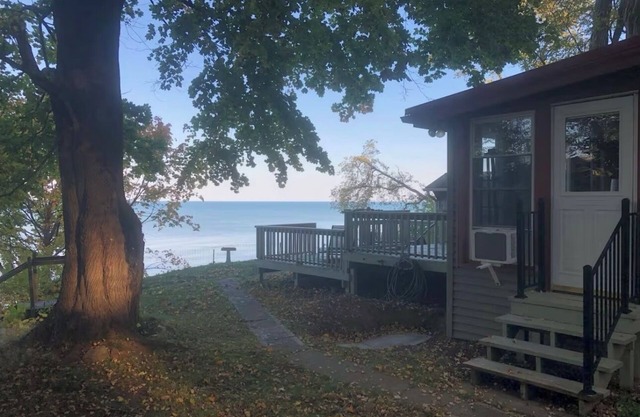 Bluffside Retreat-cozy cottage with panoramic views of Lake Erie