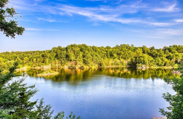Blufftop cabin with private patio and gorgeous views! Daily country breakfast included.