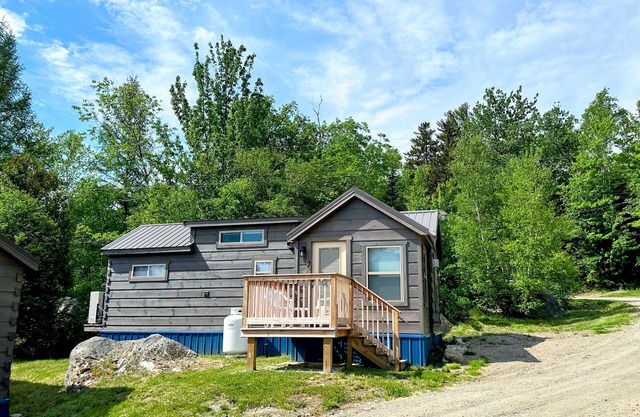 BMV7 Awesome "Tiny Home" A/C, Mountain Views, Minutes to Skiing, Hiking, Attractions, Dog Friendly!