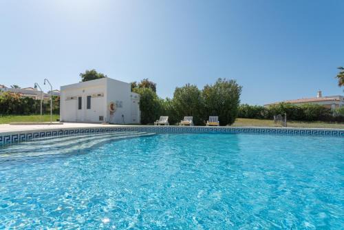 BnB Homes Large fully equipped Apartment with 2 bedrooms, swimming pool & patio