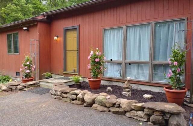 BnB “The Get Away” 600sf on Rock Farm, Wooded, Trails, UConn, Private, Clean 5⭐️