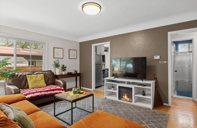 Bo's 2 bedroom with HOT TUB and washer & dryer.
