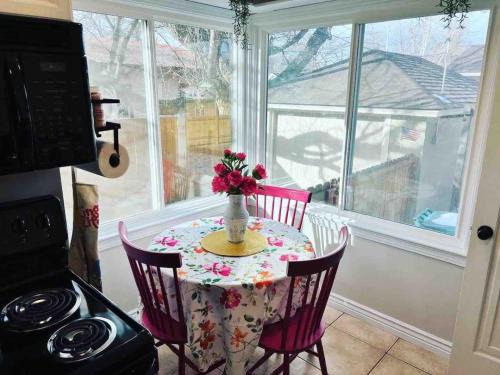 Bo's charming two bedroom with shared HOT TUB