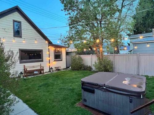 Bo's Queen Anne with Hot Tub and fenced backyard