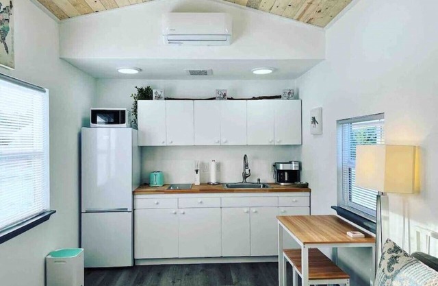 Bo’s Tiny House w/Hot Tub - Unique Country Retreat