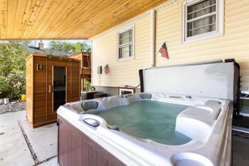 Bo360 Old West Abode with Hot Tub and Sauna