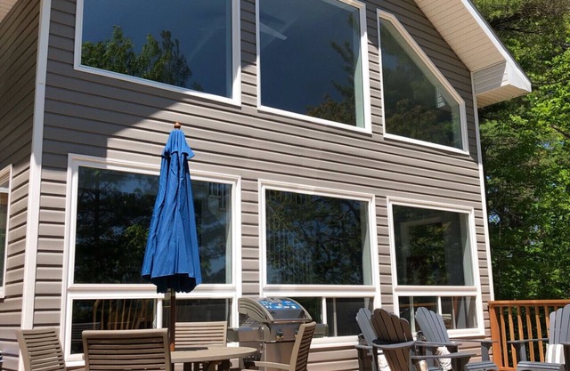 Schönes neues Cottage am Buck Lake, 25 Minuten nördlich von Kingston ON