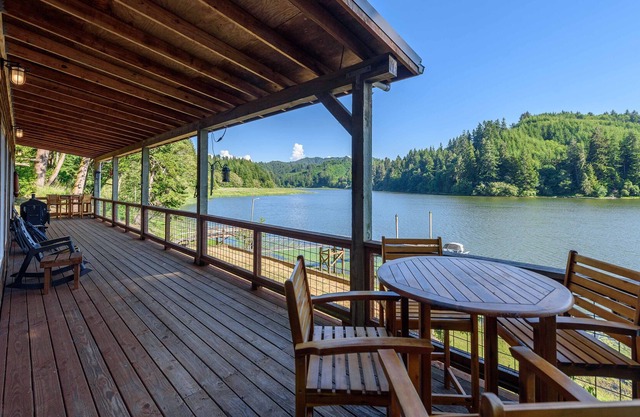 Boat Access Only Cabin In Lakeside - Pet Friendly