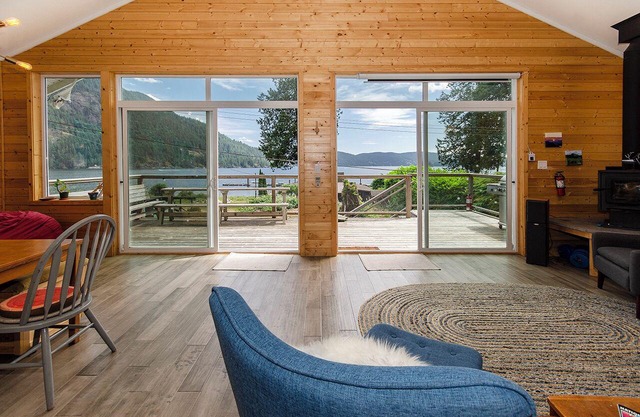 Boat-access & Waterfront 3 BR Cabin Retreat 45 minutes from downtown Vancouver.