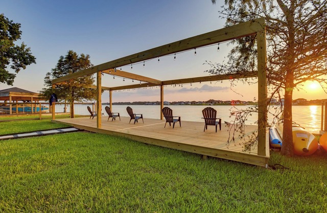 Willis Waterfront Home w/ Deck on Lake Conroe!