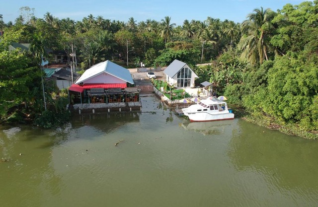 Boat house marina restaraunt and homestay