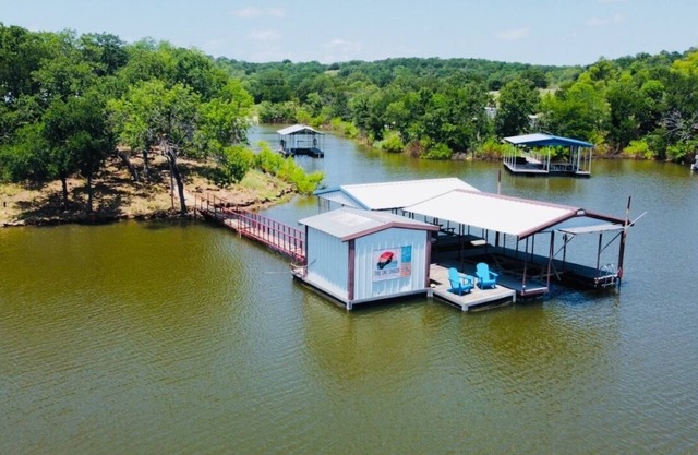 Spacious Lakehouse: Firepit, High-Speed Wi-Fi