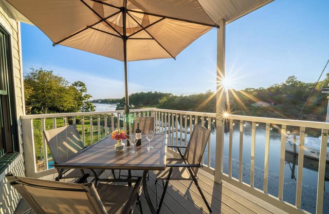 Boater's paradise 3-bedroom waterfront home clean, modern, private