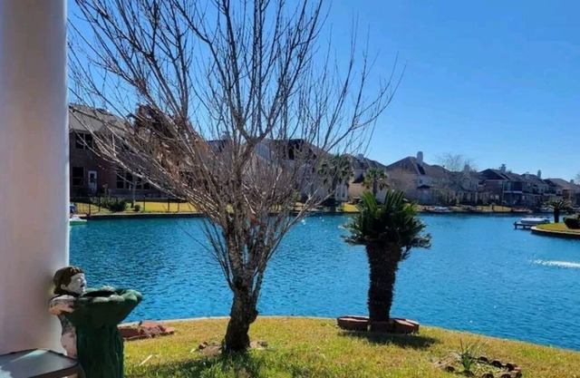 Boating/fishing in style at corner lot lake home