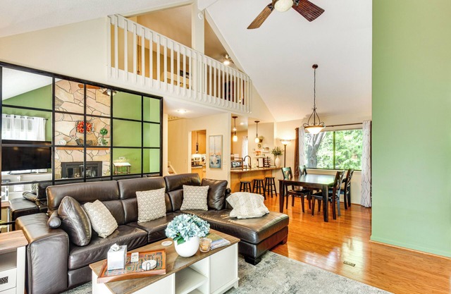 Boating, Pickleball & More: Condo Near Lake Keowee