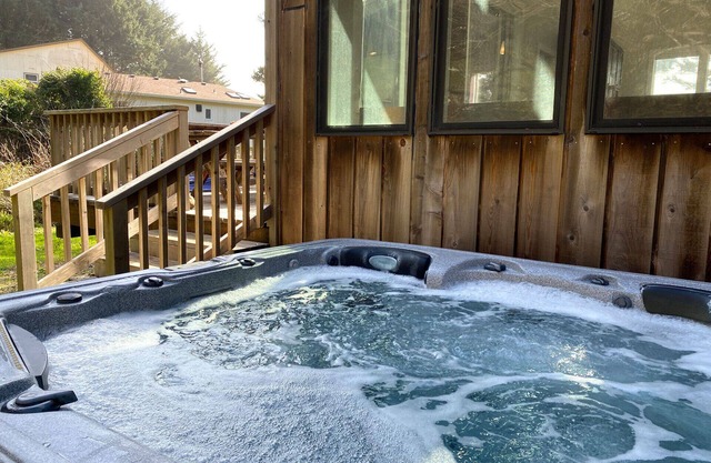 Bob Creek Cabin - across from Bob Creek Beach, Forest, hot tub