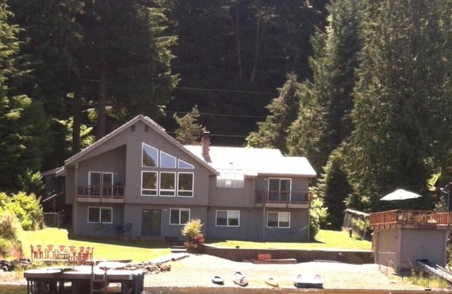 Bobbi Beach House ist ein geräumiges Haus am Wasser mit für jeden etwas dabei!