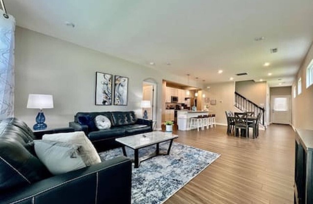 Bobby's Awesome New 4bd home just outside downtown