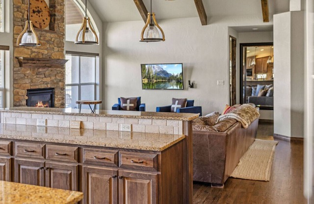 BOBCAT LODGE · ✔︎ Sleeps 25+⎜Movie Room⎜Garage⎜Hot Tub, Chef Kitc