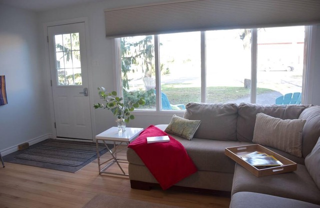 Bobcaygeon! 1 Bedroom Apartment Close to Patios & Shops