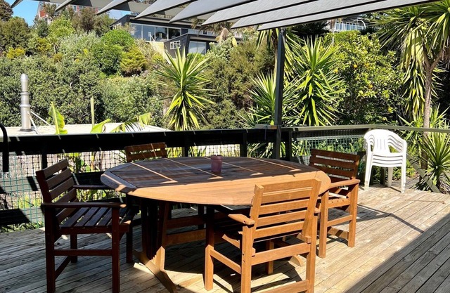 Bobs Haven ~ Classic Kiwi Bach ~ Long Bay Coromandel
