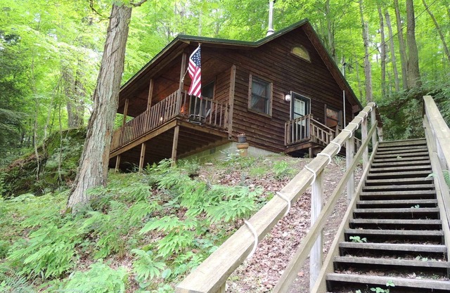 Boch Hollow Cabin surrounded by Hocking Hills Nature Preserve
