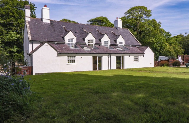 BODIOR GARDEN COTTAGE, pet friendly, with hot tub in Rhoscolyn