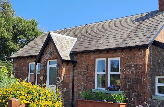 BOGRIE COTTAGE, family friendly, with hot tub in Gretna Green