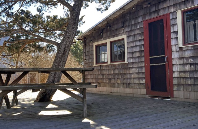 Bohemian Cottage - Steps from ocean and bay