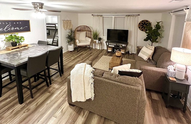 Boho Beach Bungalow with new deck walking distance from the Gulf