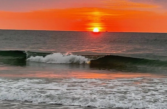 Boho Beach Getaway w/ hot tub & day spa!! 3minute walk to the beach