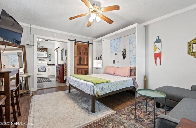 Boho, bright + chic Studio in the City! Walkable, Peaceful and full of charm.