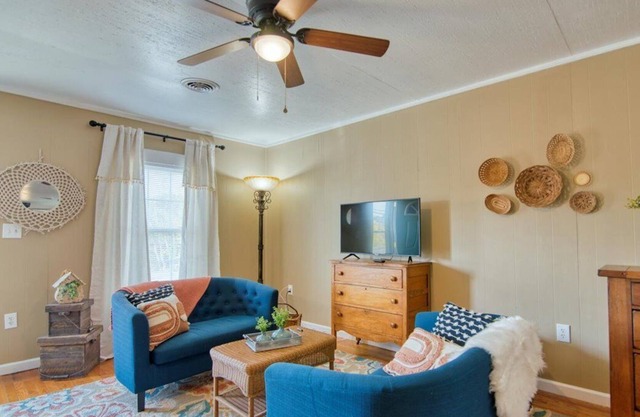 BOHO Broad! Close to CASINO! PET friendly, fenced yard!