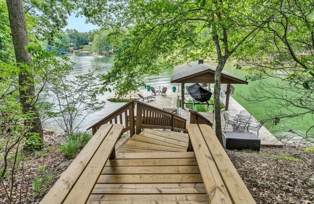 Boho Bungalow- Chic cabin with great private deck , dock and fire pit