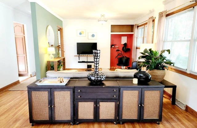 Boho By The Lake, Stylish Retreat, Lakeside Views