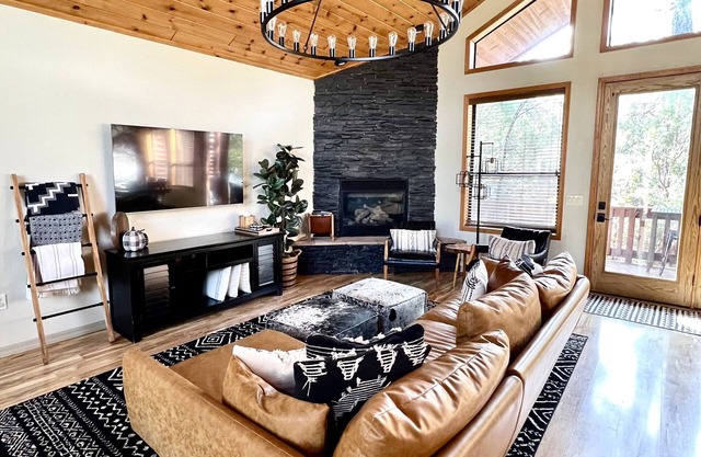 *NEW!* Luxe family-friendly cabin mins from lake; games, tube slide, bunk room!