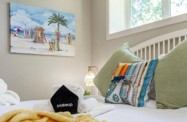 BoHo Chic Suite - Long Stays - Fireplace - Garage