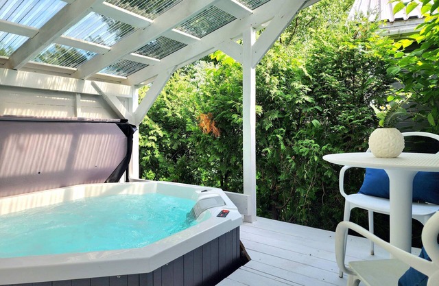 Boho Chic Tiny House Hot Tub EV Charger & Parking