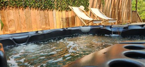 Boho Cottage - Hot tub and close to Beach