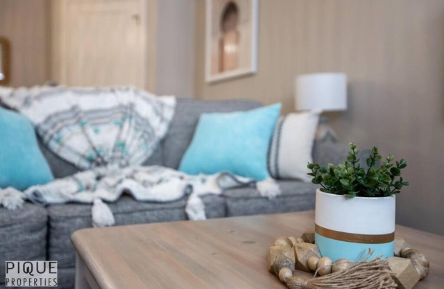 Boho Suite - Long Stays - King Bed - Fireplace & WiFi