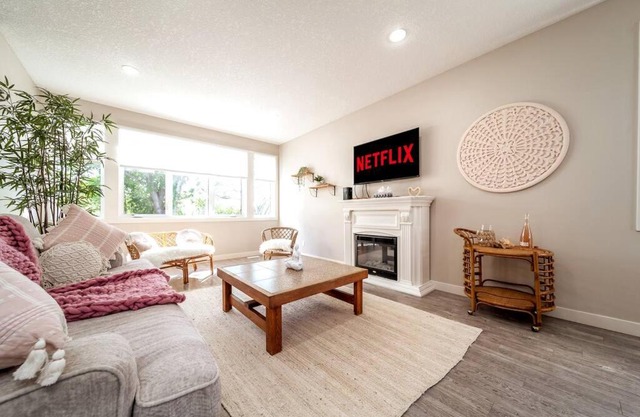 BoHo Vibes - Patio & BBQ - King Bed - Garage Parking