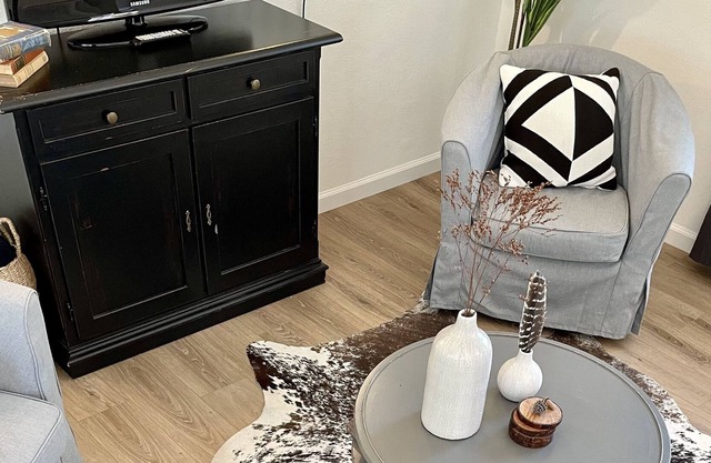 Boho Western Vibe + Fair Play Wine Region + Private deck + Shuffleboard