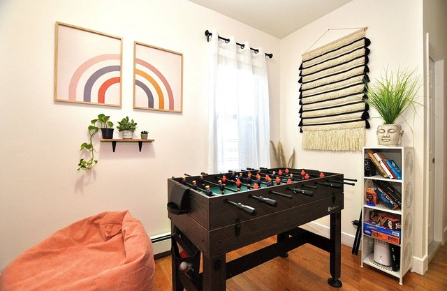 BohoChic Apt w Gameroom and Parking 25m to Penn Station/ MSG / Walk to Bell Blvd