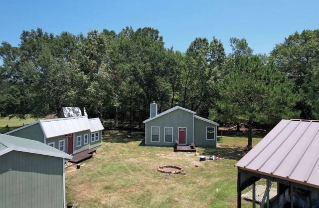Bois Darc Bungalows 4-Cabin supporting 15 guest