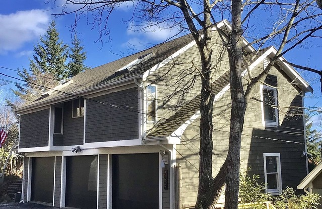 BOLD OCEANFRONT RETRO GUESTHOUSE IN MID-COAST MAINE! 3/1 WITH PRIVATE DECK.