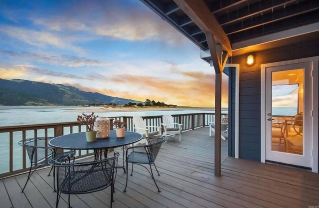 Bolinas Beach Home - Over the water with spectacular views