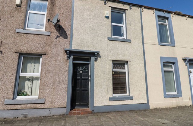 BOLTON TERRACE, pet friendly, with a garden in Workington