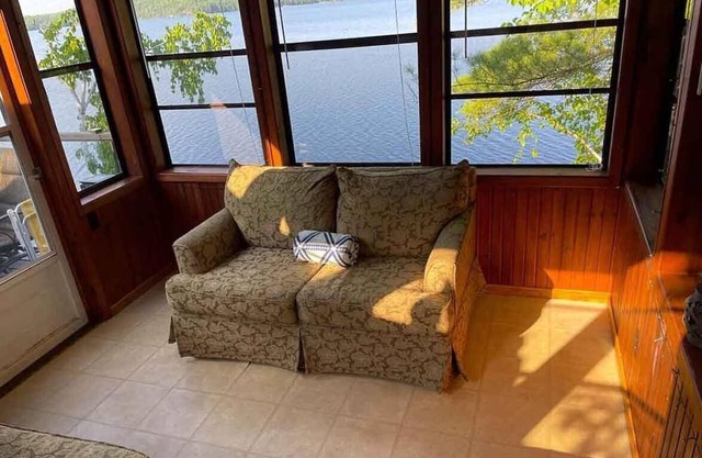 Bon Echo Escape - Four Bedroom Cottage, Sleeps 10